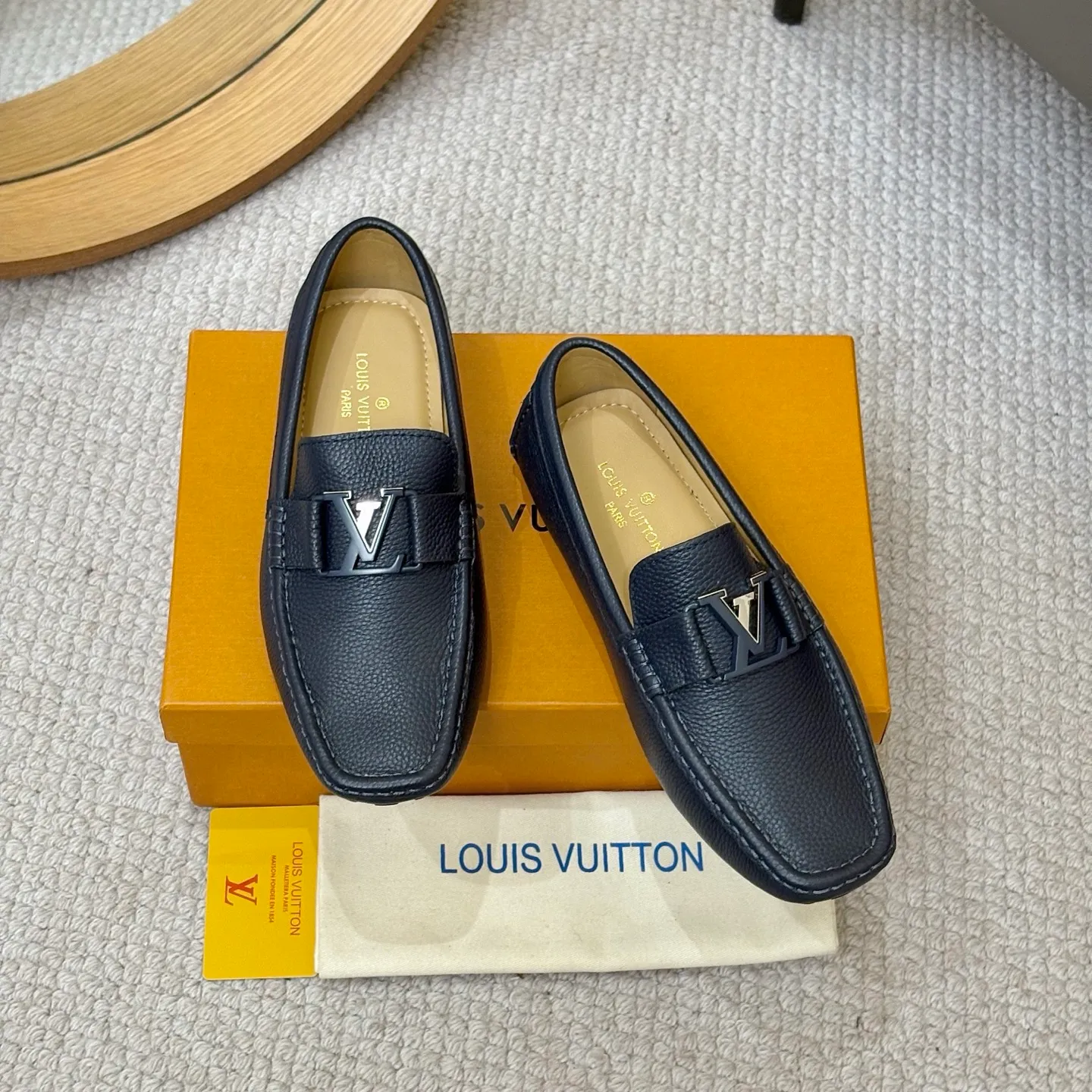 Men's men's shoes 💰420 (Yangli) LV 2⃣️0⃣️2⃣️5️⃣Spring and summer counter GLORIA series models ✈️Original factory special leather production, original last type. A classic driving slip-on casual shoe that shows an elegant style with exquisite craftsmanship details such as Monogram embossing all over the upper🌀Italian imported calfskin fabric Sheepskin foot pads➕Inside～Private mold replica sole Unique style Comfortable driving slip-on Size: 4-12 (38-46) Comes with [Counter packaging: original box, wrapping paper, card, instruction manual, shoehorn, cloth bag] No pressure to enter and leave the counter!